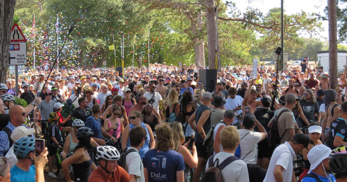 PICTURES - Thousands take over streets for drum and base ride