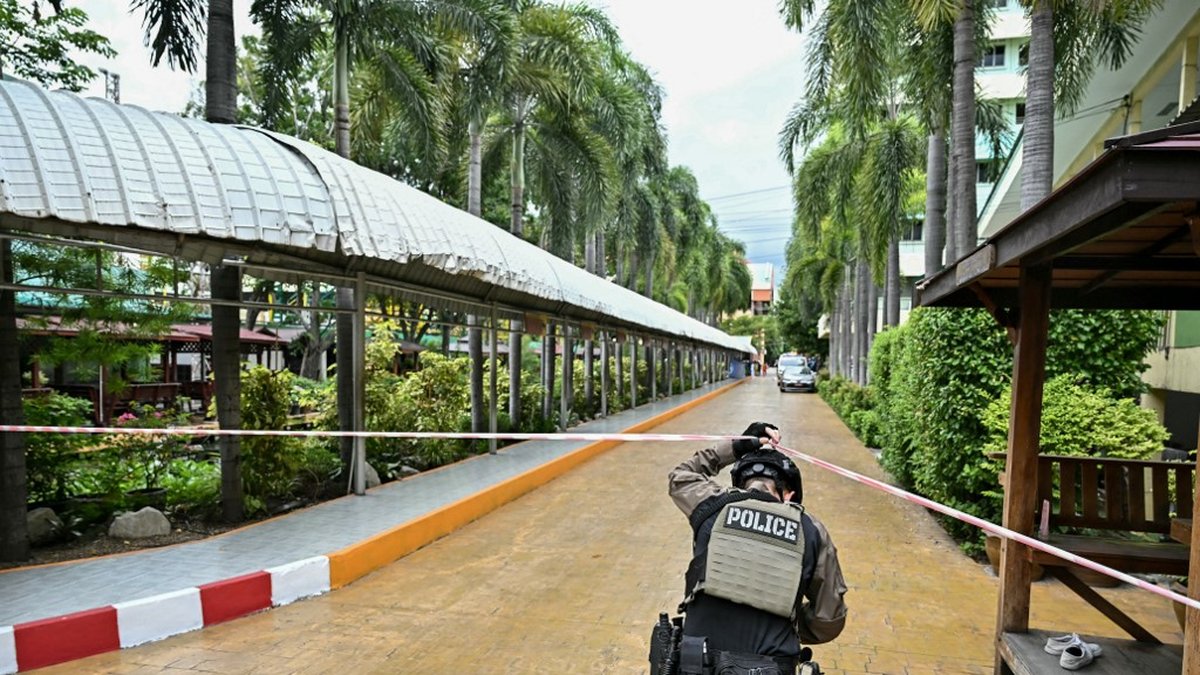 "J'ai vu des milliers d'élèves se précipiter dehors"... Un adolescent armé d'un pistolet tue 8 personnes en Thaïlande, dont six dans un lycée