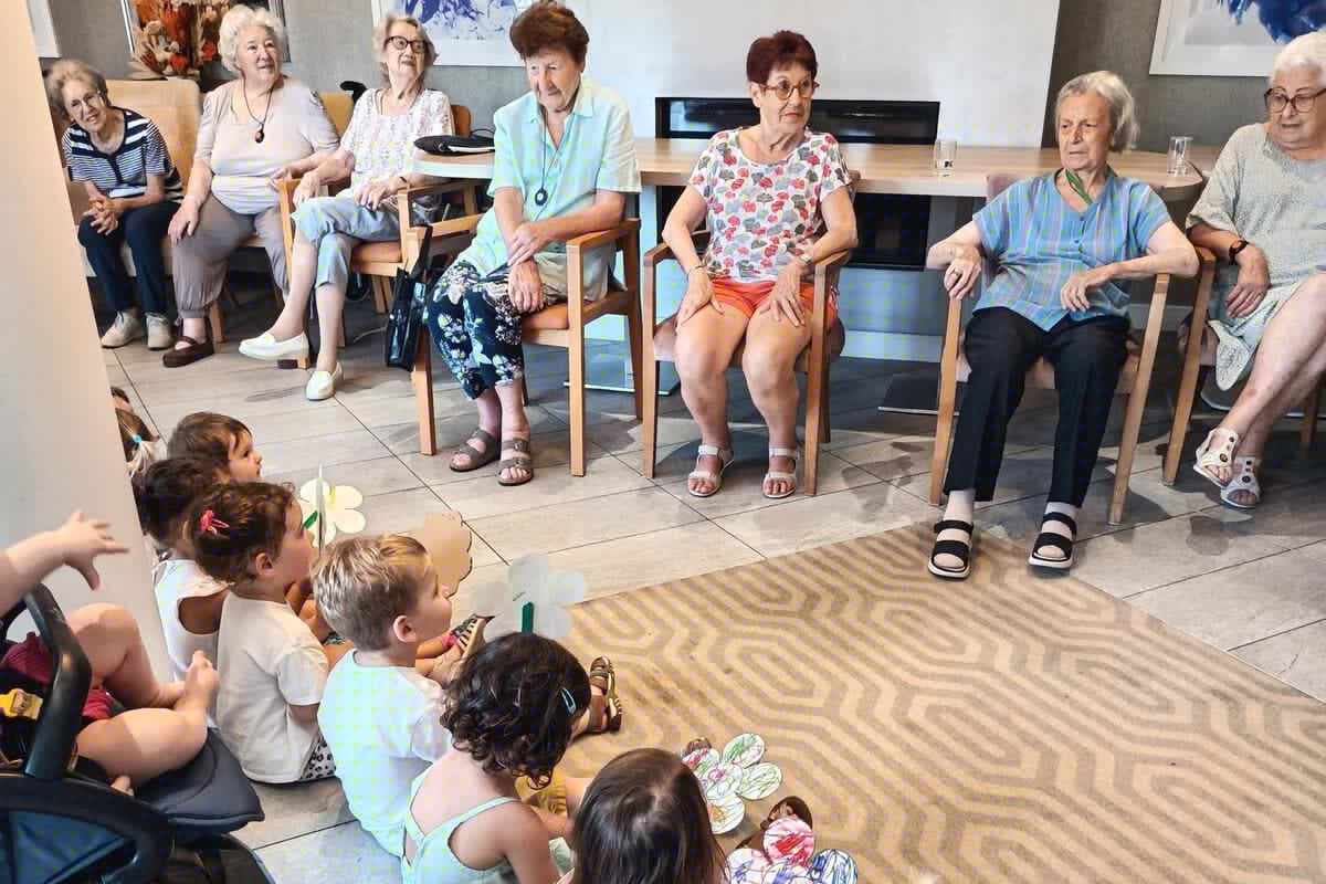 « Quand ils arrivent, c’est comme si la pièce s’illuminait » : des tout-petits redonnent le sourire aux résidents d’une résidence pour seniors dans le Pays de Grasse