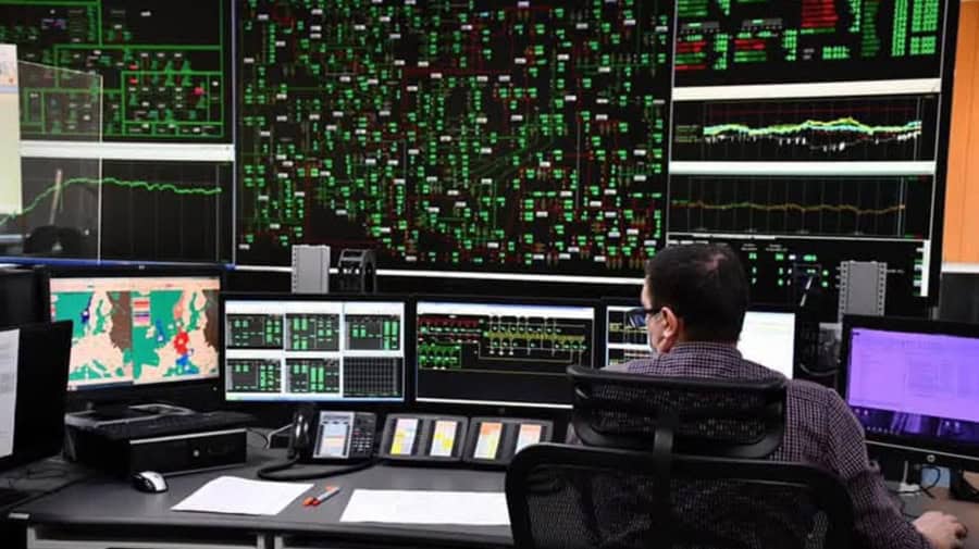 HG privind măsuri de siguranţă pe piaţa energiei electrice, adoptată – limitarea consumului companiilor, ultima soluție, între orele 19.00 și 23.00