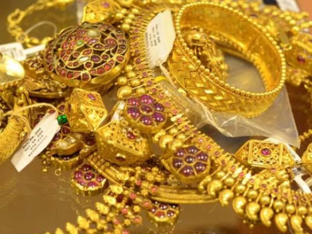 Gold hits record highs as global rates surge