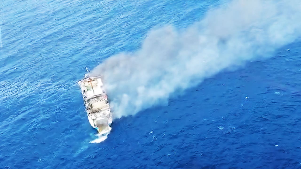 Eilmeldung - Rettung bei rauer See! Fähre vor Bali in Flammen
