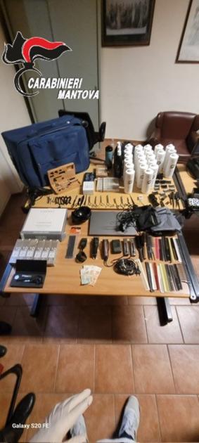 Razzia nel negozio di parrucchiere appena aperto: tre ladri rubano phon, shampoo e forbici