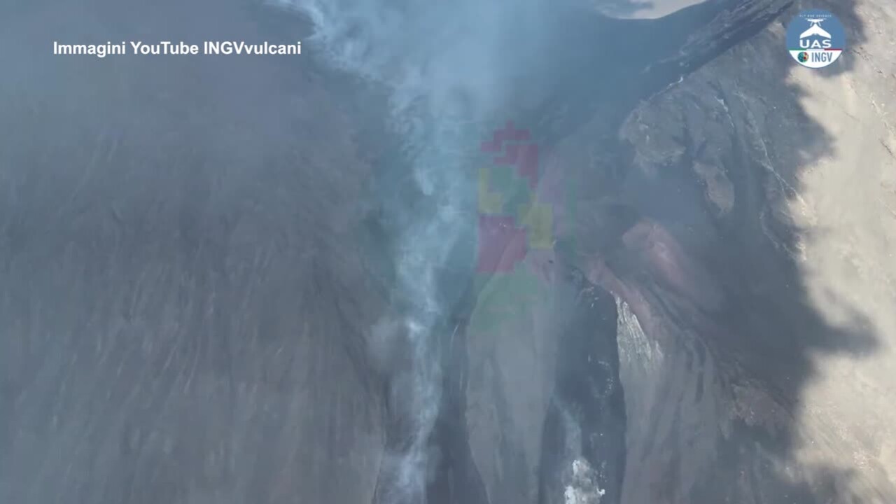 Etna, l'apertura di una bocca effusiva ripresa dal drone