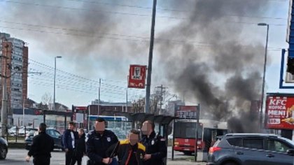 (FOTO) ON JE ZAPALIO SESTRINA KOLA U BLOKU 70 Ukrao vozila, pa izazvao sudar: Dohvatio se benzina i NAPRAVIO LOMAČU USRED DANA