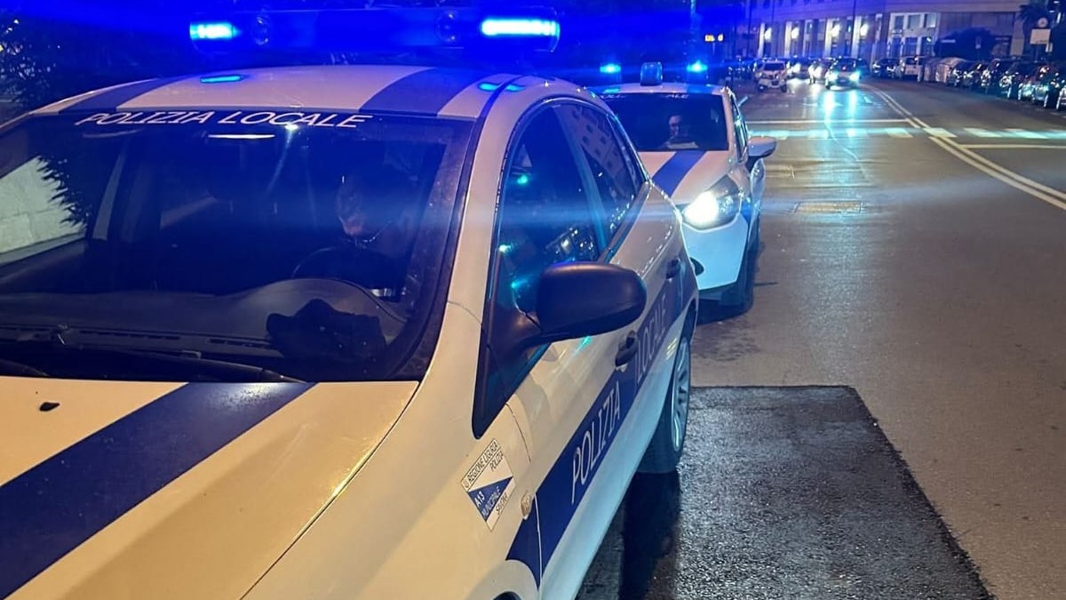 Sconvolto per la morte del cane investito, dà in escandescenze contro la Polizia Locale: arrestato
