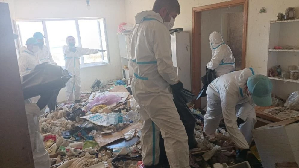 Bursa'da bir apartman dairesinden 28 ton çöp çıkarıldı