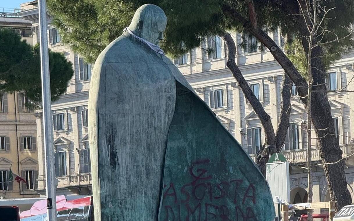 Roma, imbrattata statua di Papa Wojtyla. Meloni: “Atto indegno"