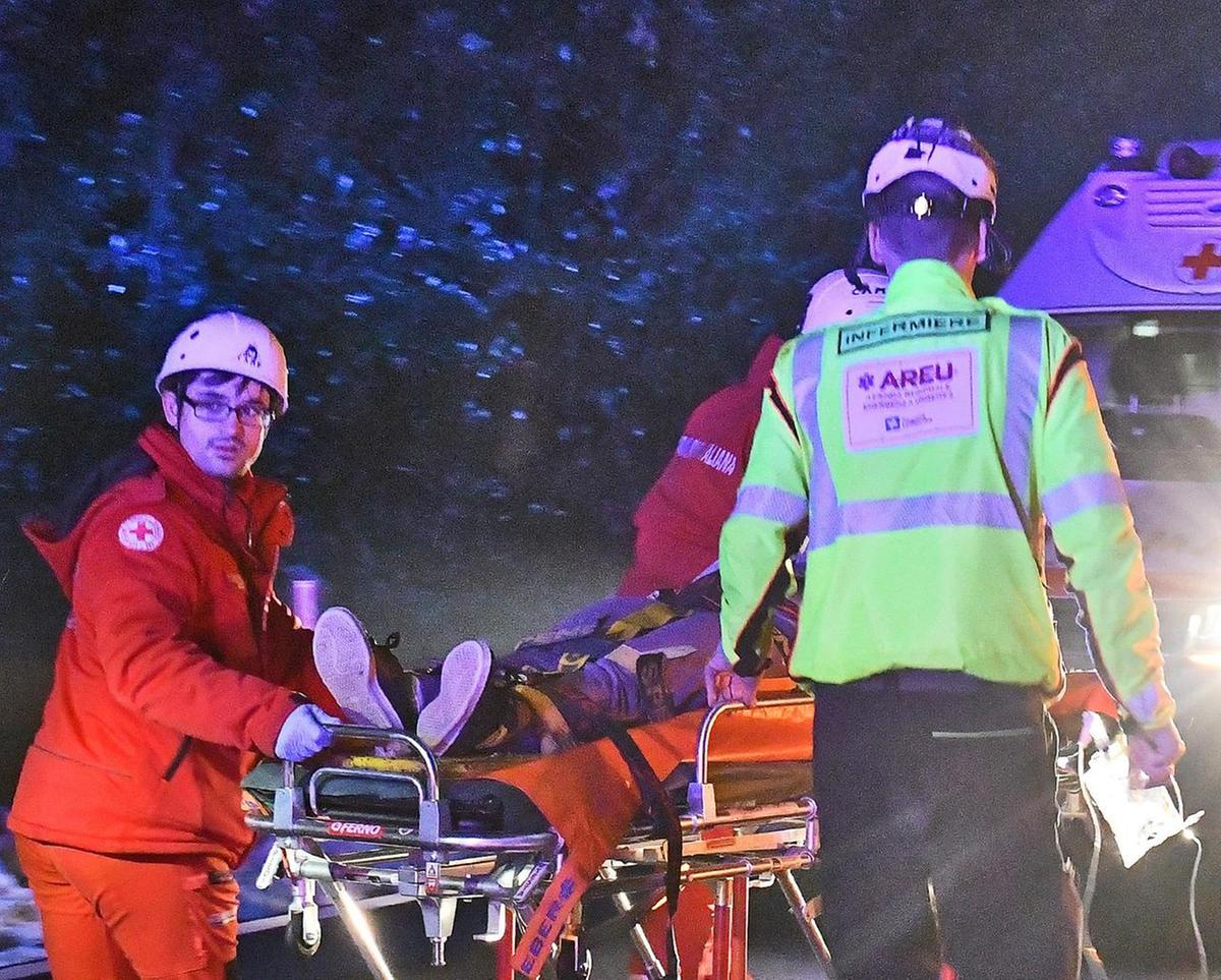 Incidente fatale alla rotonda di Mulazzo. Si schianta con l’auto contro un muro