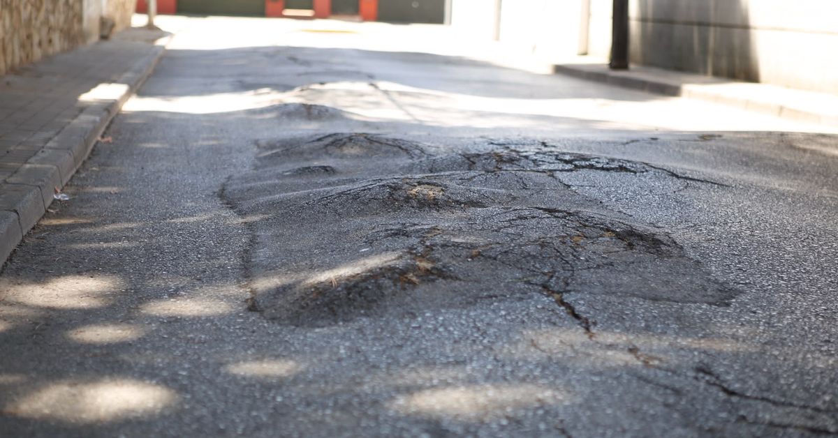 Algeciras destina 400.000 euros para reparar las calles de Los Pinos dañadas por las raíces de los árboles