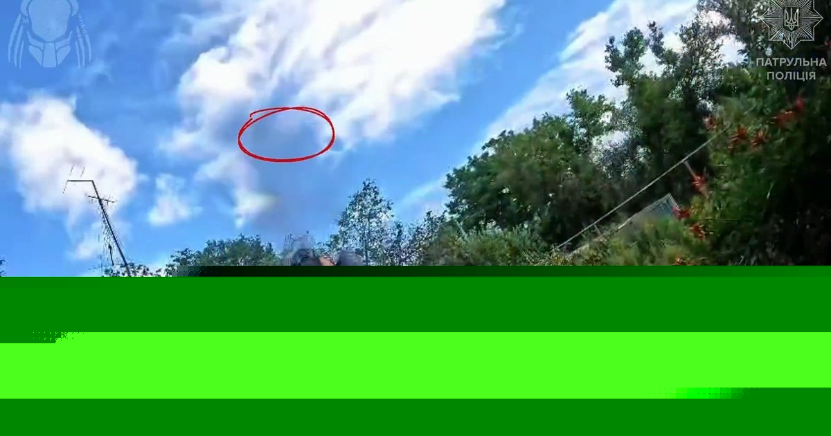 Бойцы бригады "Хижак" за час сбили 8 российских FPV-дронов на оптоволокне из стрелкового оружия. ВИДЕО