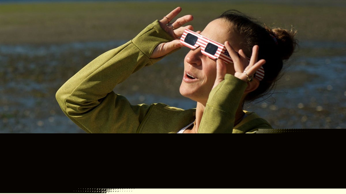 Jorge Ruiz Medrano, oftalmólogo, sobre el eclipse: "La retina no tiene receptores del dolor y puedes sufrir una lesión sin notarlo. No te quites las gafas"