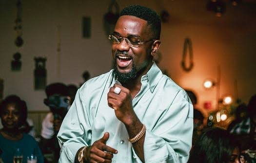 ‘Work smart, make money and enjoy life with your loved ones’ – Sarkodie advises