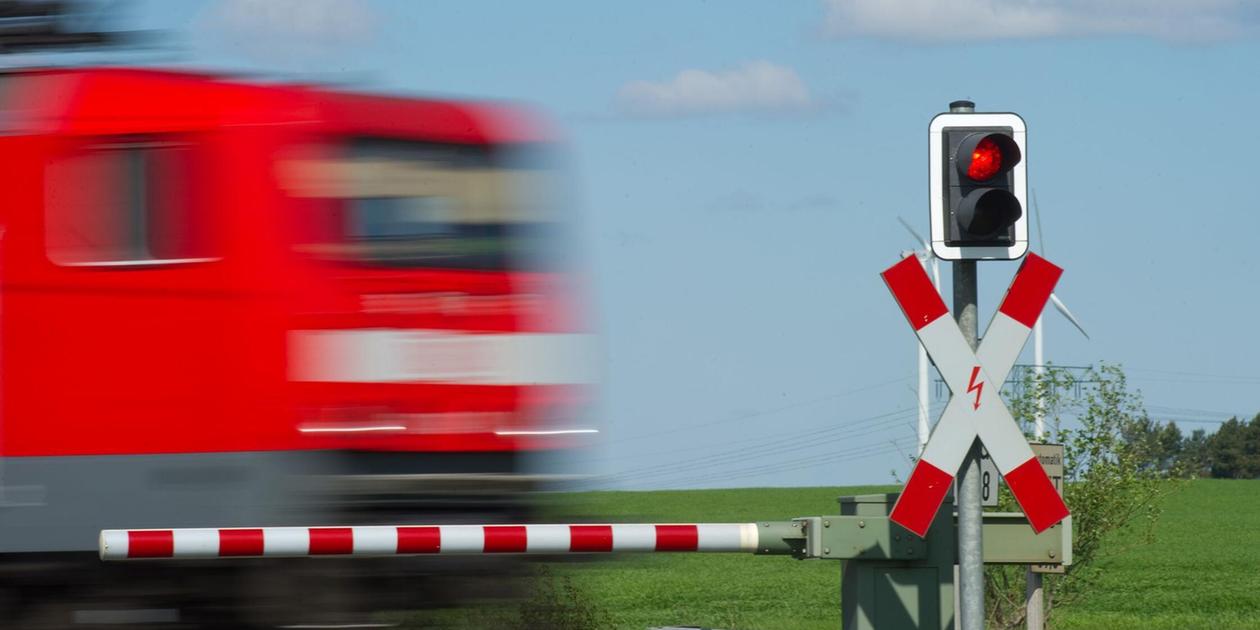 Zug kollidiert an Bahnübergang mit Auto – Mutter und Kind in Oberfranken schwer verletzt