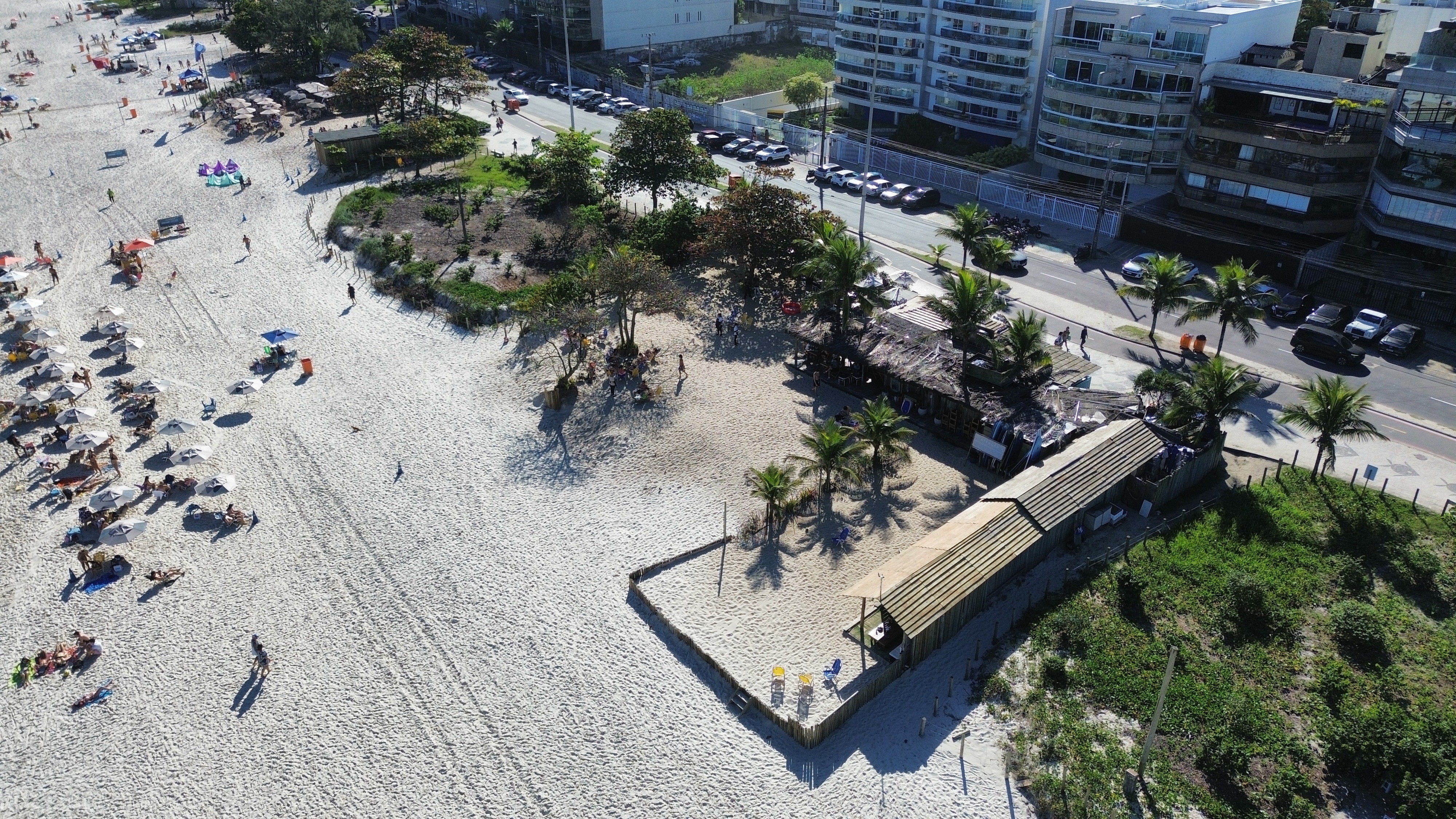 Sobra pouco espaço para os banhistas e a natureza: critérios para ocupação da orla na Barra da Tijuca são criticados por frequentadores e especialistas