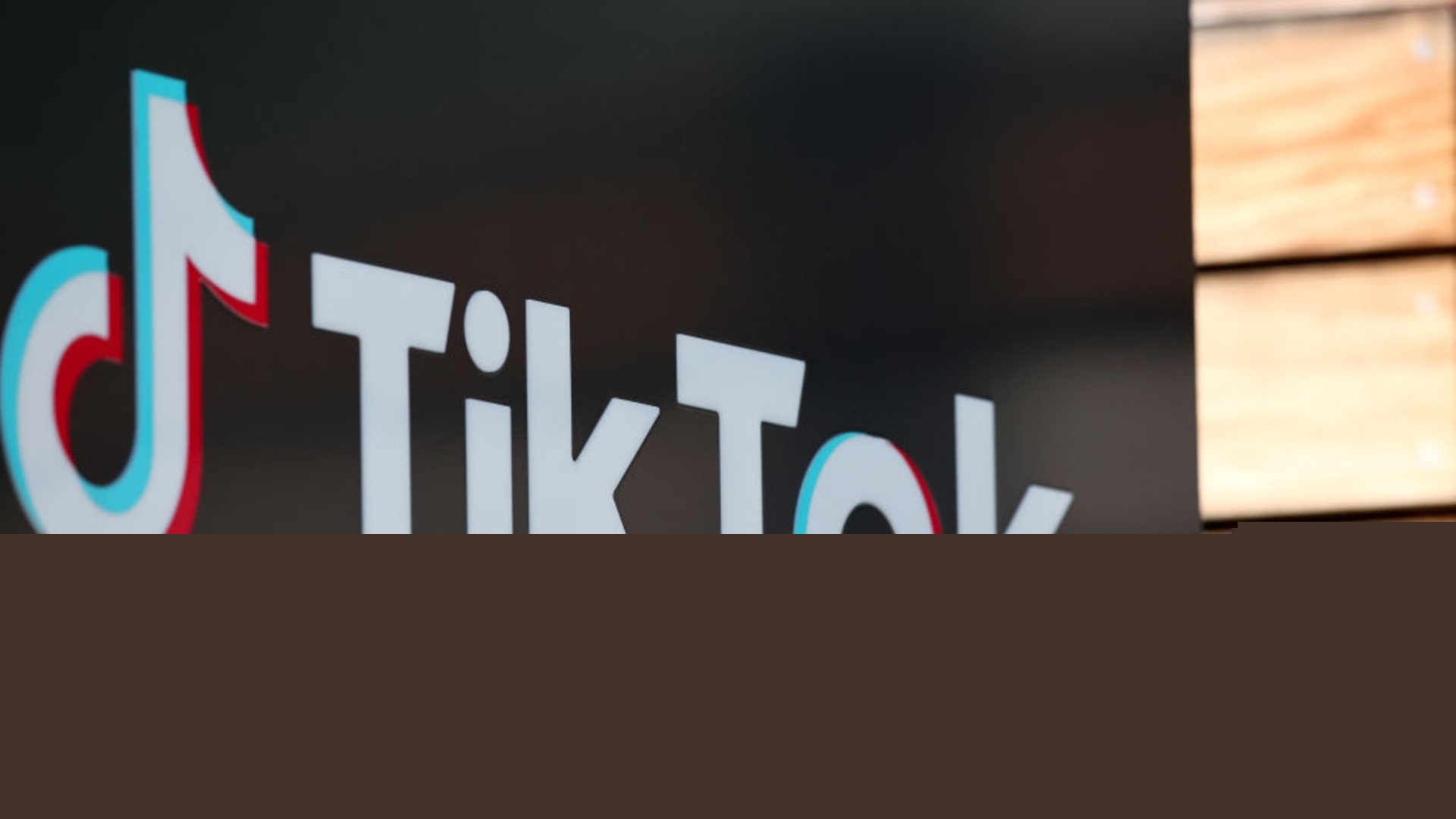 ЕК: Не е безопасно за непълнолетни в TikTok