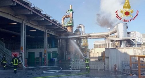 Incendio nel capannone: in fiamme macchinario per la plastica