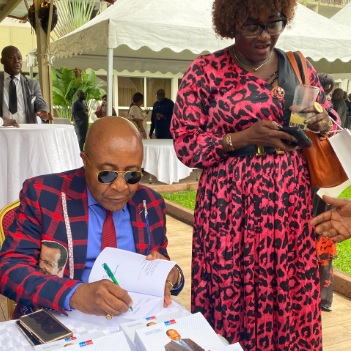 CAMEROUN :: Pr Jean Gatsi, scribe éloquent du Libéralisme Communautaire : Une dédicace Inspirée à Douala :: CAMEROON