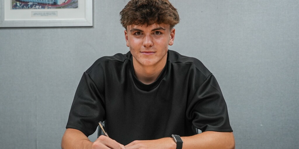 Carter Heywood signs first professional contract at Swansea City