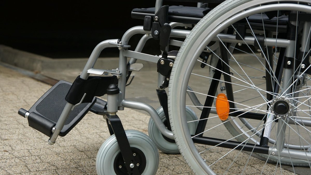 Fraude à l’assurance : il se fait passer pour paralysé depuis 10 ans, on le voit mettre son fauteuil roulant dans sa voiture et partir au volant