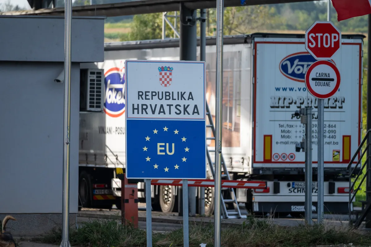 AMSS: Automobili na graničnim prelazima čekaju od tri sata do 20 minuta