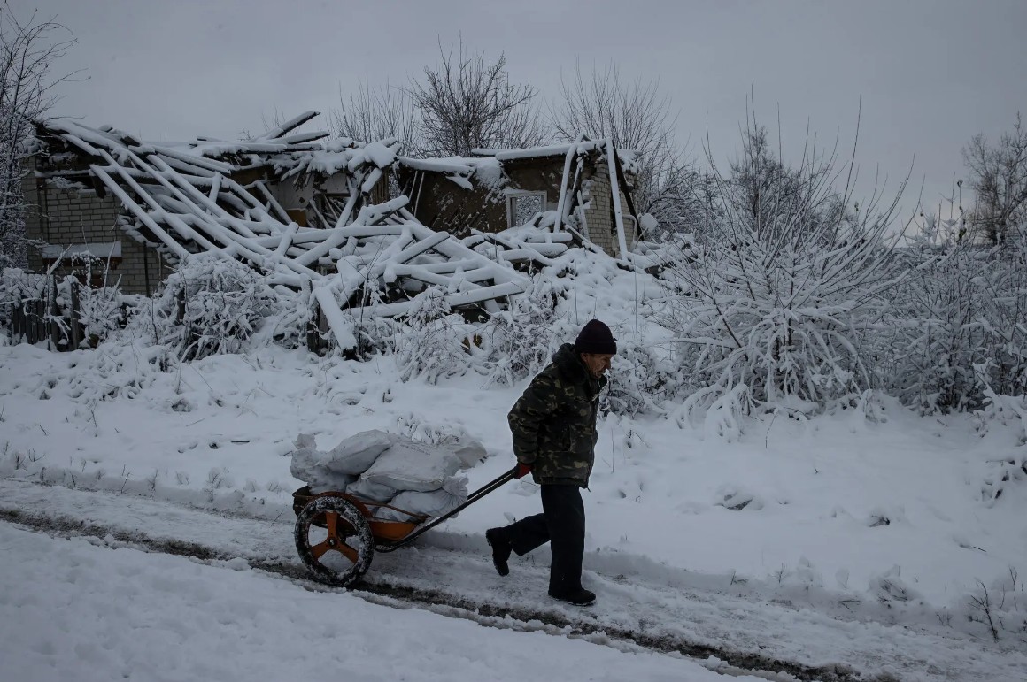 Ucrânia se prepara para intensa onda de frio enquanto bombardeios russos afetam rede elétrica