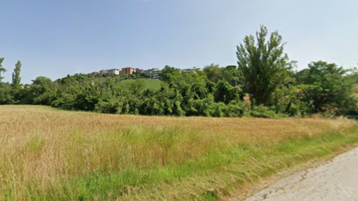 Furgone su cui viaggiavano dei braccianti esce fuori strada e si ribalta nel Foggiano: un morto e otto feriti