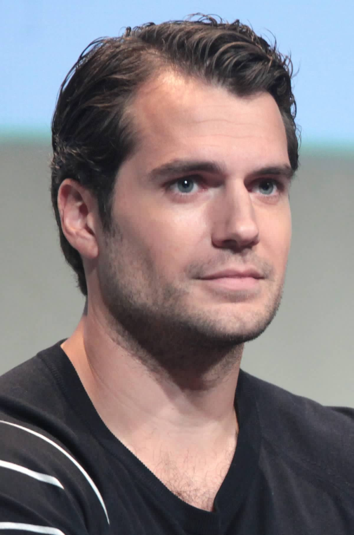 'Superman' alum Henry Cavill shares photo of ankle, foot in a cast