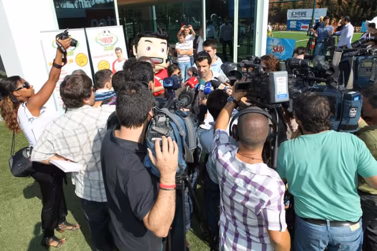 Figo ataca Infantino e pede demissão de presidente da Fifa