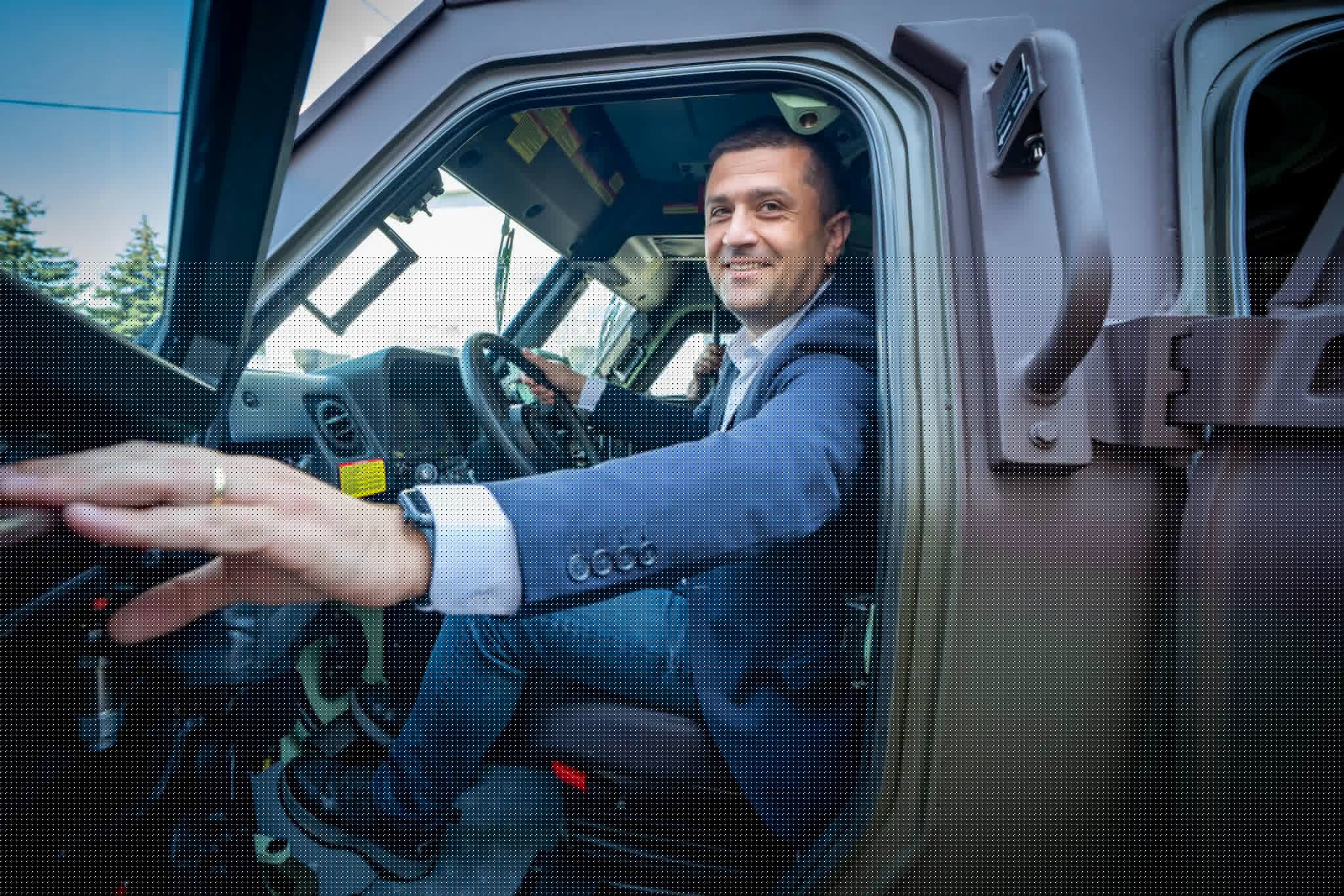 VIDEO Radu Miruță, ministrul interimar al Transporturilor, l-a luat peste picior pe Sorin Grindeanu: ”Nu am mai fost la deschideri de autostradă, să îmi spuneți dacă pot să țin ceasul la mână sau să îl bag în buzunar”