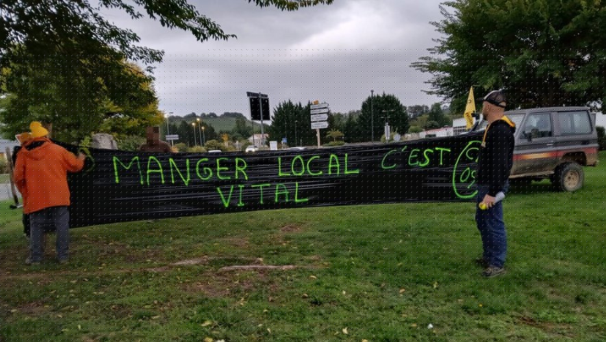 "Mercosur = cancer" : des slogans chocs placardés au bord des routes pour alerter sur la détresse agricole