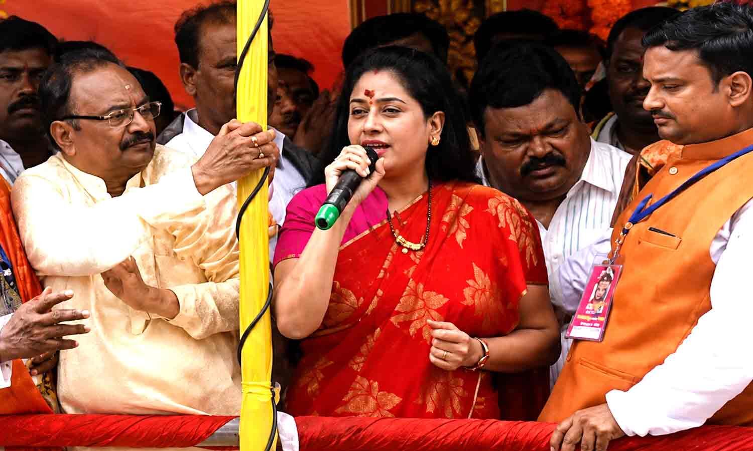 MLC Vijayashanti offers Bonam to Goddess in Hyderabad's Borabanda
