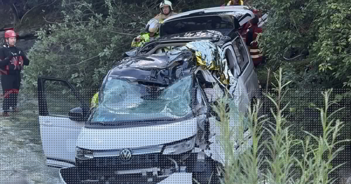 Zwei Kinder im Pkw - Auto in Bach gestürzt: Drei Personen verletzt