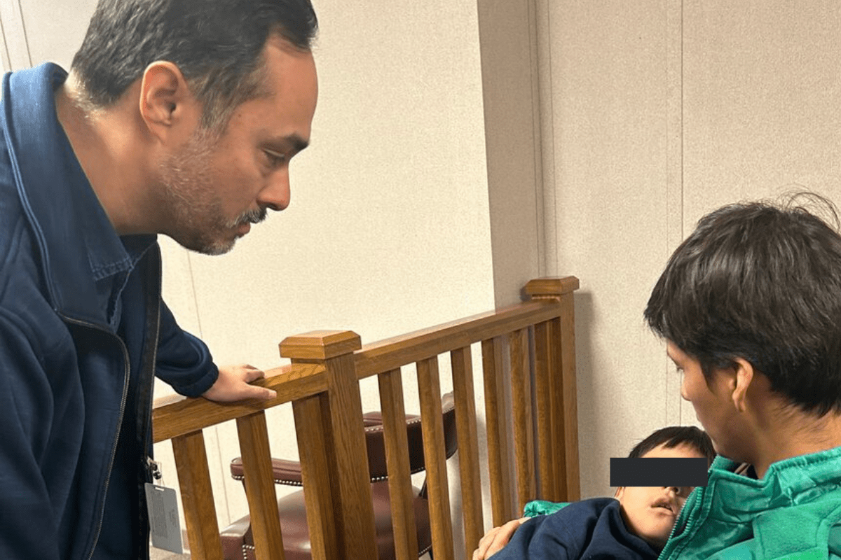Joaquín Castro visita a Liam Conejo en centro de detención de ICE en Texas, exige su liberación
