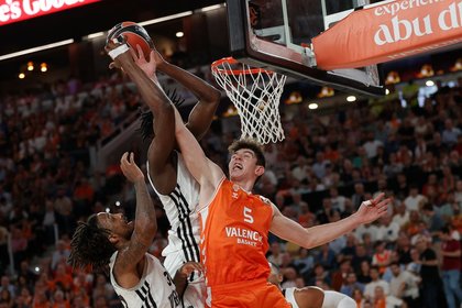 El Valencia se estrena a lo grande en el Roig Arena, el Barça asalta el OAKA y Baskonia naufraga en Lyon