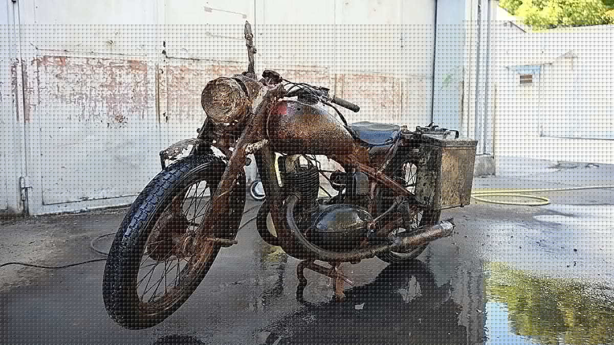 Imágenes llamativas: moto de la Wehrmacht hallada en el Danubio, casi como "nueva"