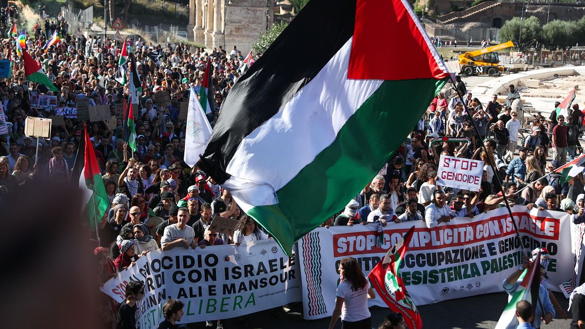 Gaza, grande manifestazione pro-Pal a Roma: "Siamo un milione" | Sequestrate maschere antigas e mazze su auto e pullman