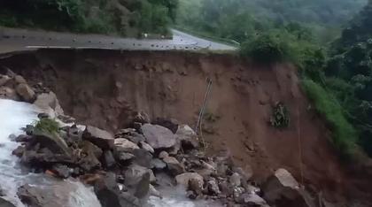 Landslide cuts off road in Malkangiri’s Bonda Ghati after heavy rain, villages cut off