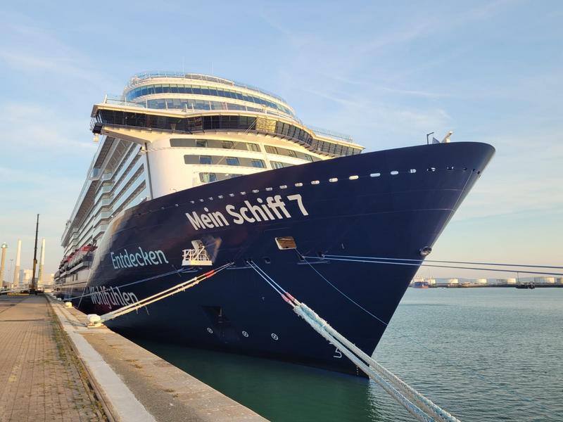 TUI Trialing Charging for Front-Row Theater Seating