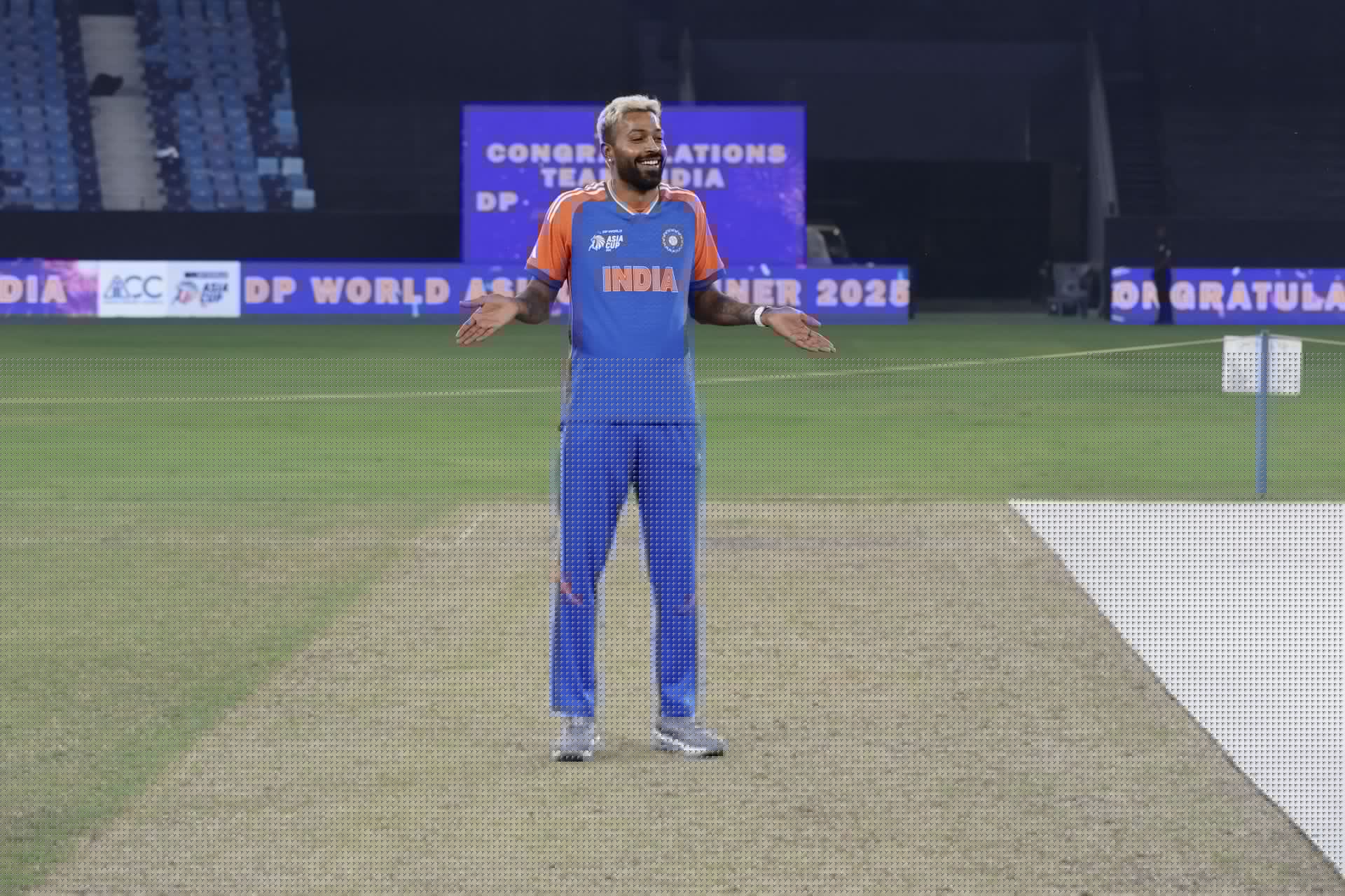 Hardik Pandya and model Mahieka Sharma again spotted at Mumbai airport ahead of AUS vs IND 2025 2nd ODI [Watch]