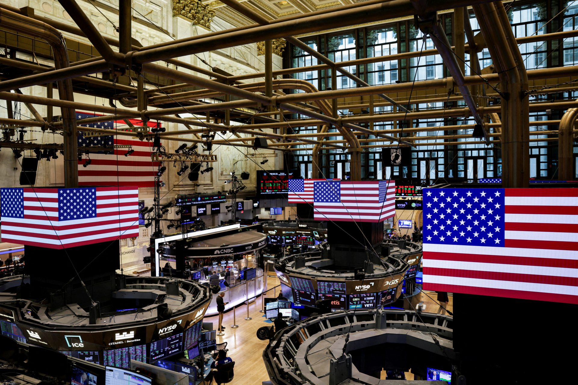 Wall Street: Ιστορικό «άγγιγμα» των 7.000 μονάδων για τον S&P 500 πριν το φρένο της Fed