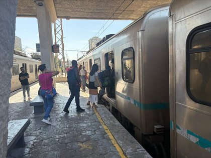 Tiroteio em Manguinhos afeta circulação de trens e atendimento em clínica da família; Polícia Civil faz ação contra roubo de cargas