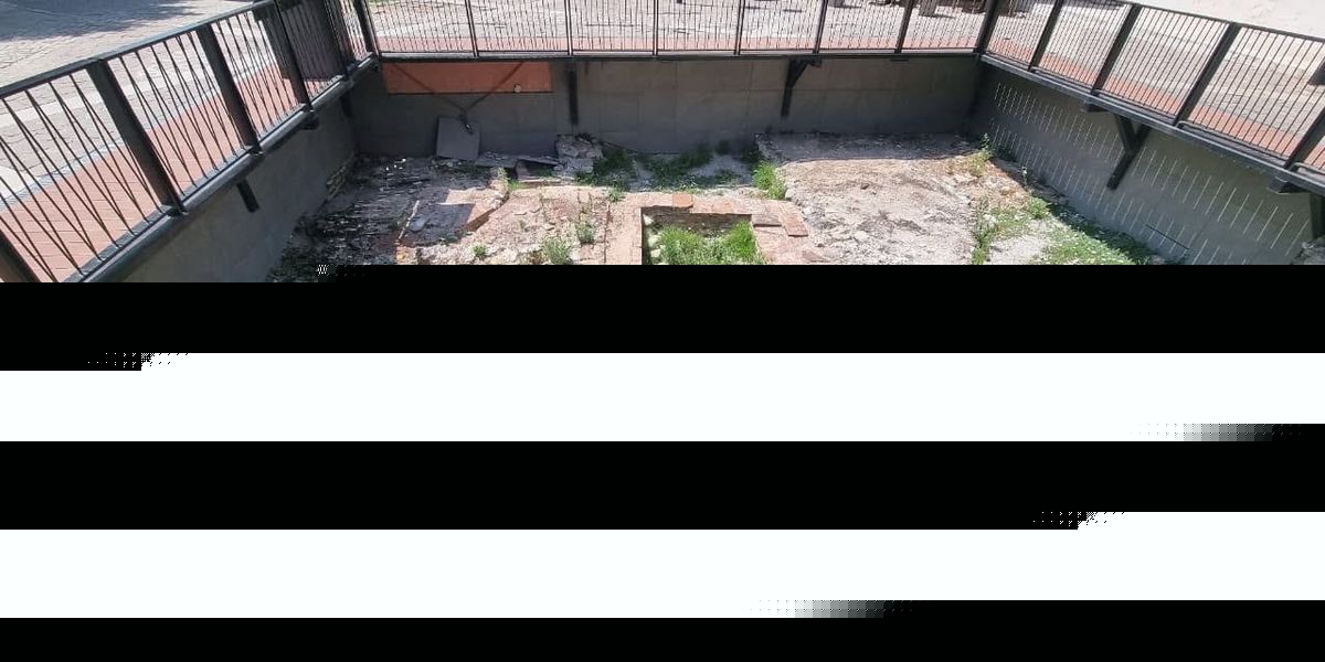 Një vit pa ndërhyrje, panelet e dëmtuara në Lokalitetin Arkeologjik në Prizren mbeten të paprekura