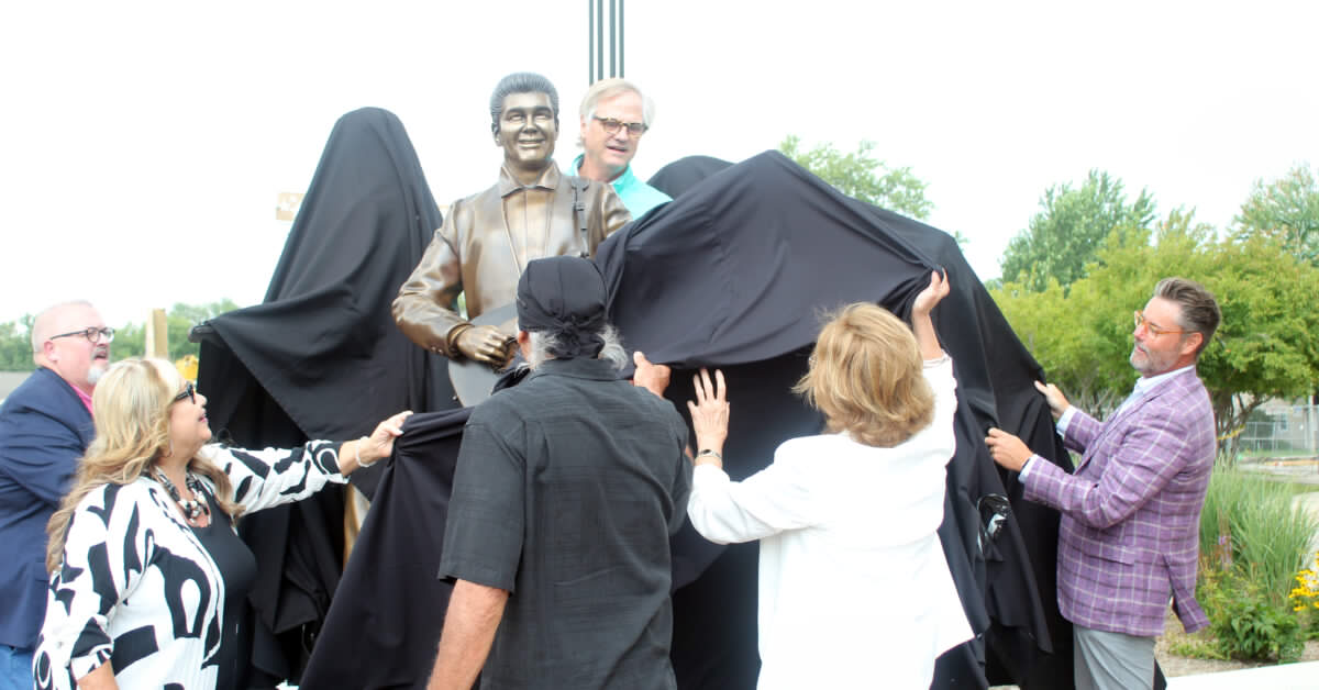 Surf unveils Three Stars Statue