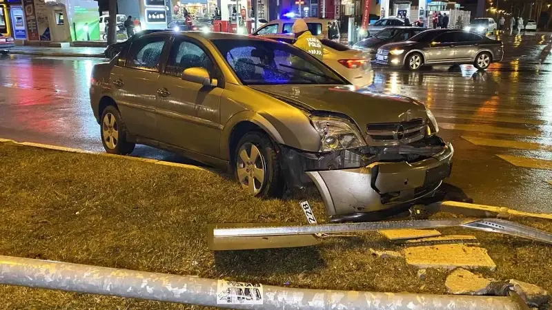 Kontrolden çıkan otomobil sinyalizasyon direğine çarptı: 1 yaralı