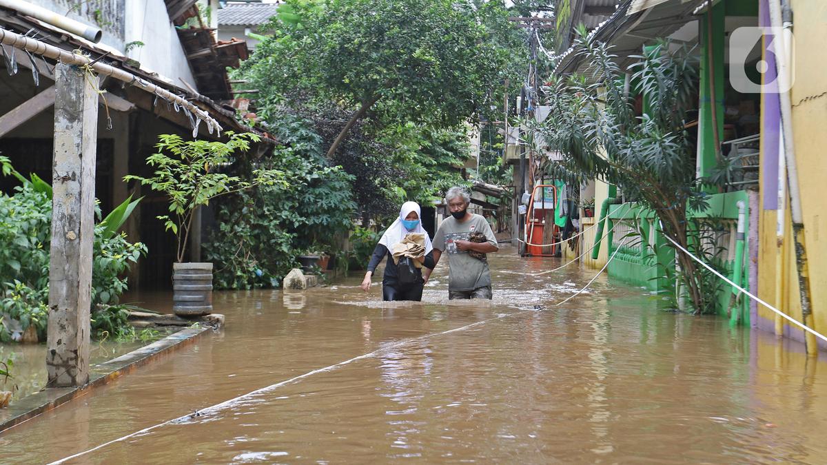 Cerita Warga Cipinang Melayu Pilih Bertahan di Rumah di Tengah Kepungan Banjir