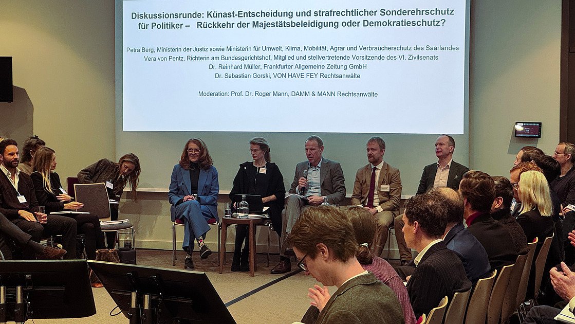 Das 15. Presserechtsforum und kritischer Besuch aus Genf: Strafbarkeit der Politikerbeleidigung auf dem Prüfstand