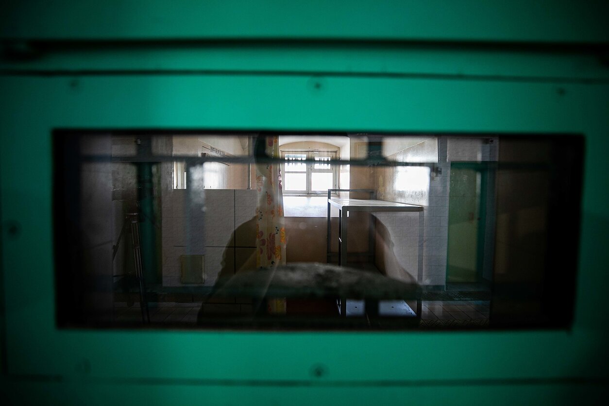 Vilniaus kalėjimo darbuotoja palaikė netarnybinius santykius su nuteistaisiais