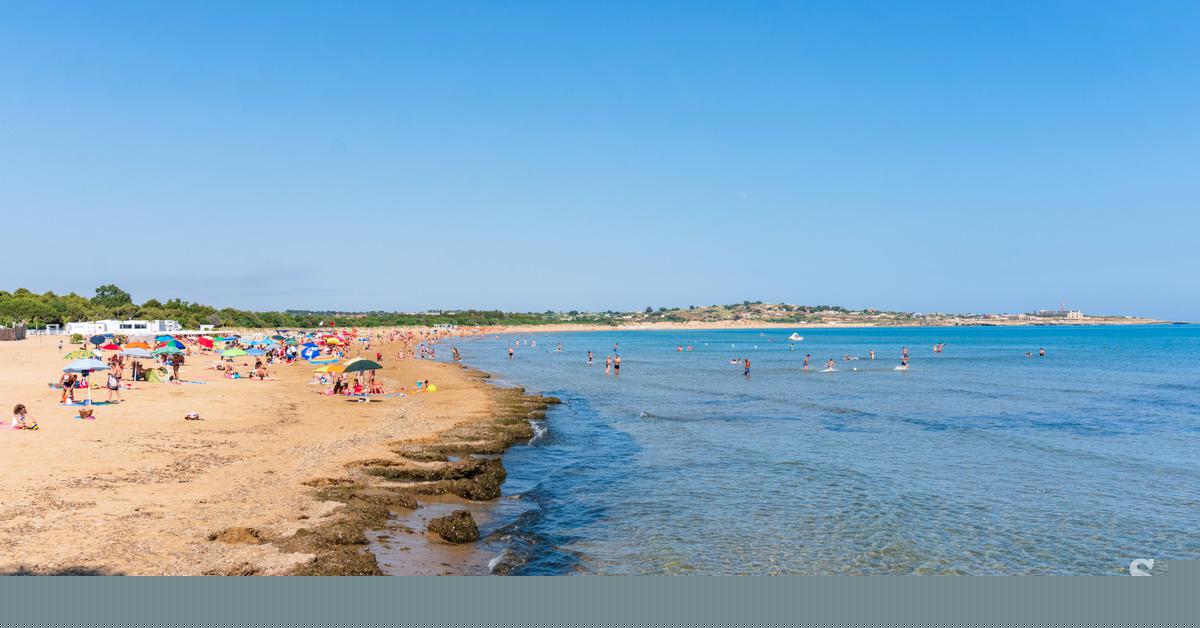 Valovi na sicilijansko plažo naplavili vreče s skoraj 700 tisoč evri #video