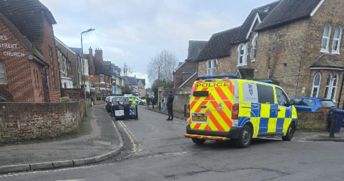 Three key Oxford roads closed by police as neighbourhood in lockdown